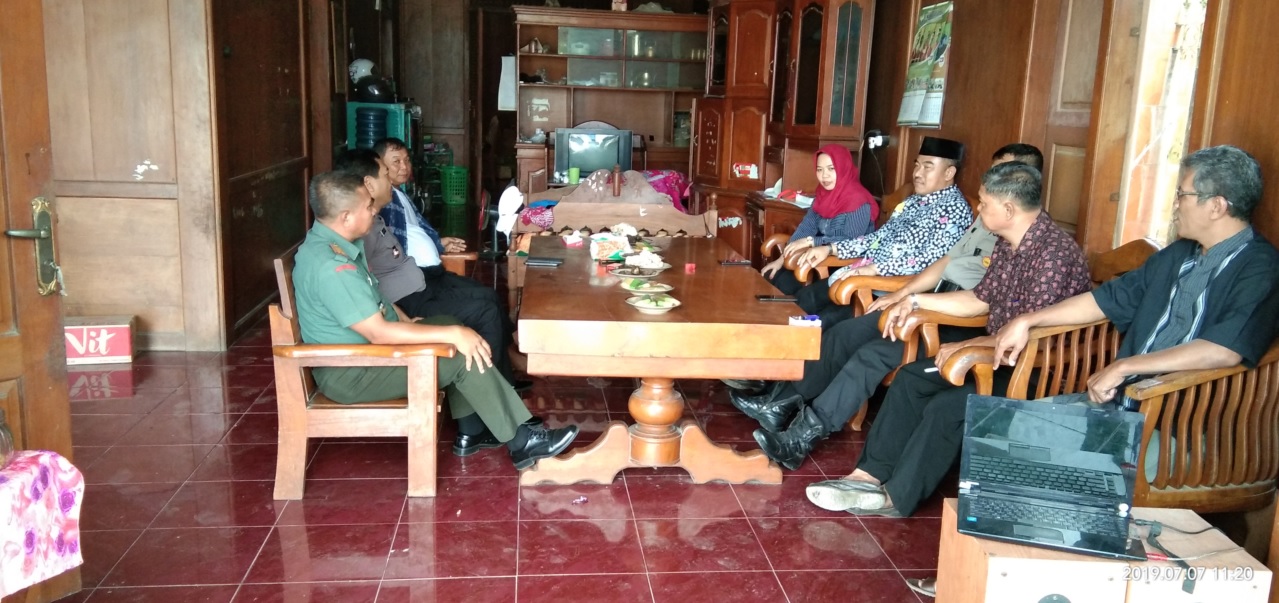 PANITIA PILKADES BESERTA PERANGKAT DESA & FORKOPIMKA SILATURAHMI KE KEDIAMAN CALON KEPALA DESA SADAN