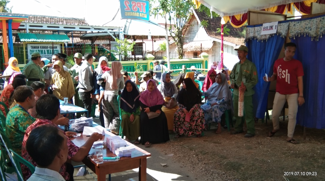 ANTUSIASME WARGA DESA SADANG DATANG UNTUK MENYALURKAN HAK PILIH