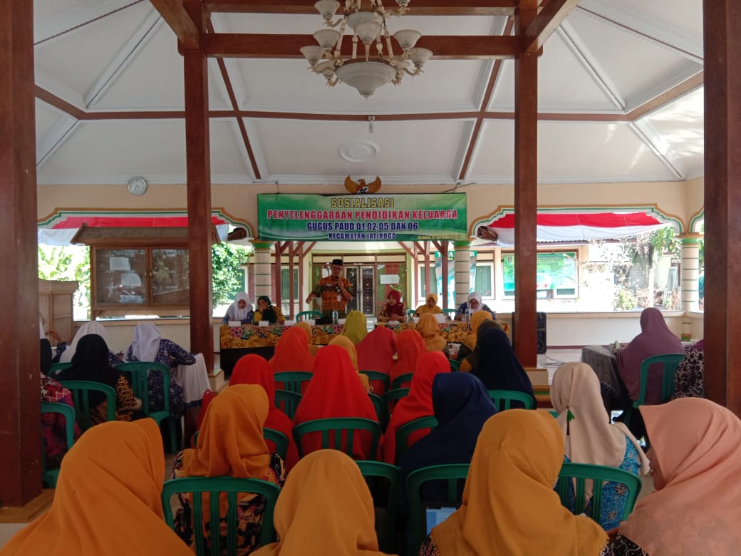 SOSIALISASI PENDIDIKAN KELUARGA DI BALAI DESA SADANG