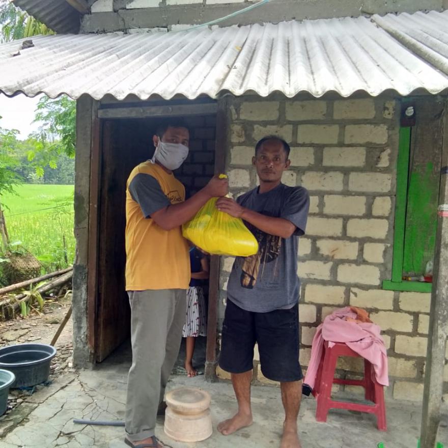 KORBIDIKCAM JATIROGO BAGIKAN PAKET SEMBAKO BAGI WARGA DESA SADANG