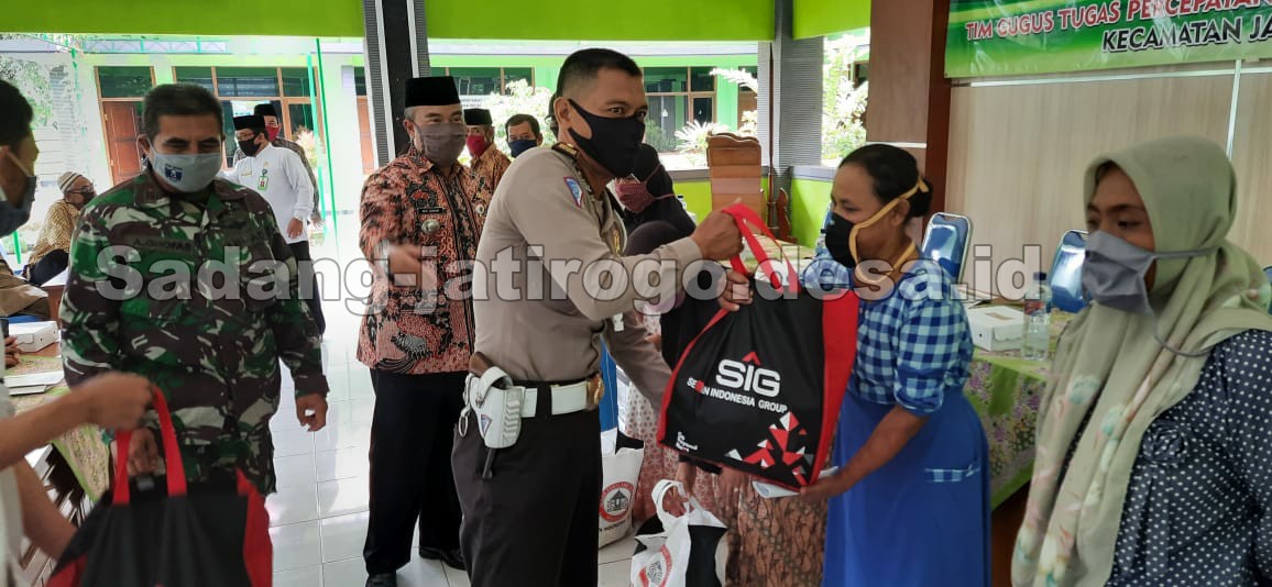 PEMBAGIAN AL-QUR'AN, OPTIMALISASI PENERIMAAN ZIS DAN SOSIALISASI COVID-19 UNTUK TAKMIR MASJID