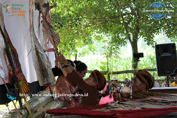 PROTOKOL KESEHATAN DILONGGARKAN, PEMDES SADANG KEMBALI GELAR PAGELARAN WAYANG KULIT FULL TIME